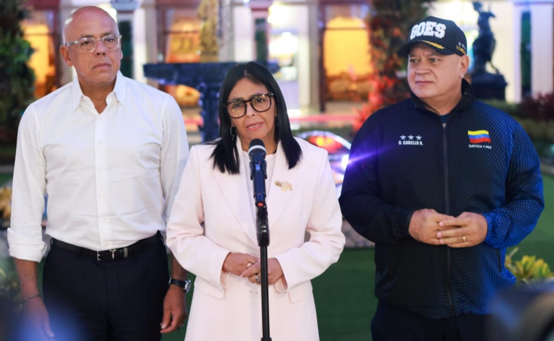Fotografía cedida por el Palacio de Miraflores que muestra a la presidenta encargada de Venezuela, Delcy Rodríguez (c), hablando junto al ministro de Interior, Diosdado Cabello (d), y el presidente de la Asamblea Nacional, Jorge Rodríguez, este martes, en Caracas (venezuela). Foto: EFE