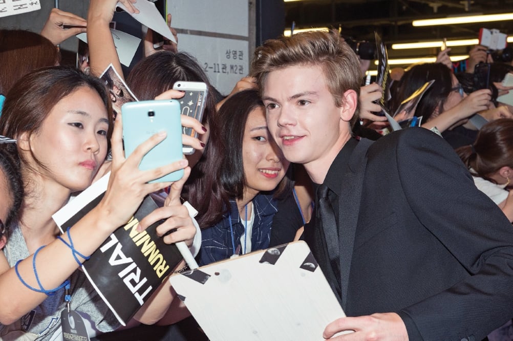 A los 13 años se dio a conocer en Love Actually y hoy luce casi exactamente igual (CORTESÍA 20TH CENTURY FOX)