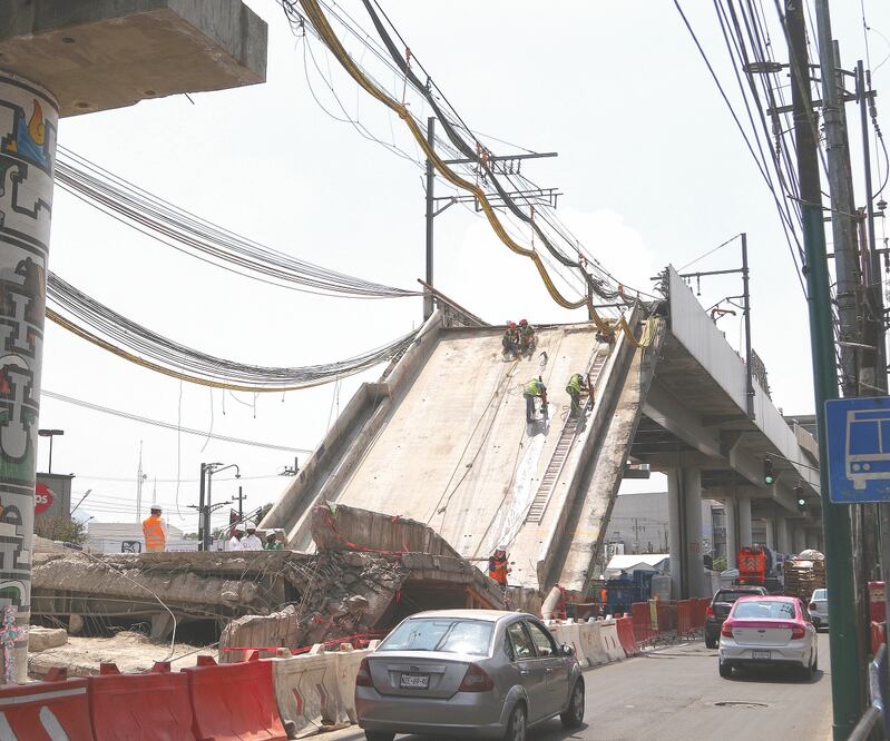 Peritos continúan extrayendo muestras de concreto de la L12. Foto: CARLOS MEJÍA. EL UNIVERSAL