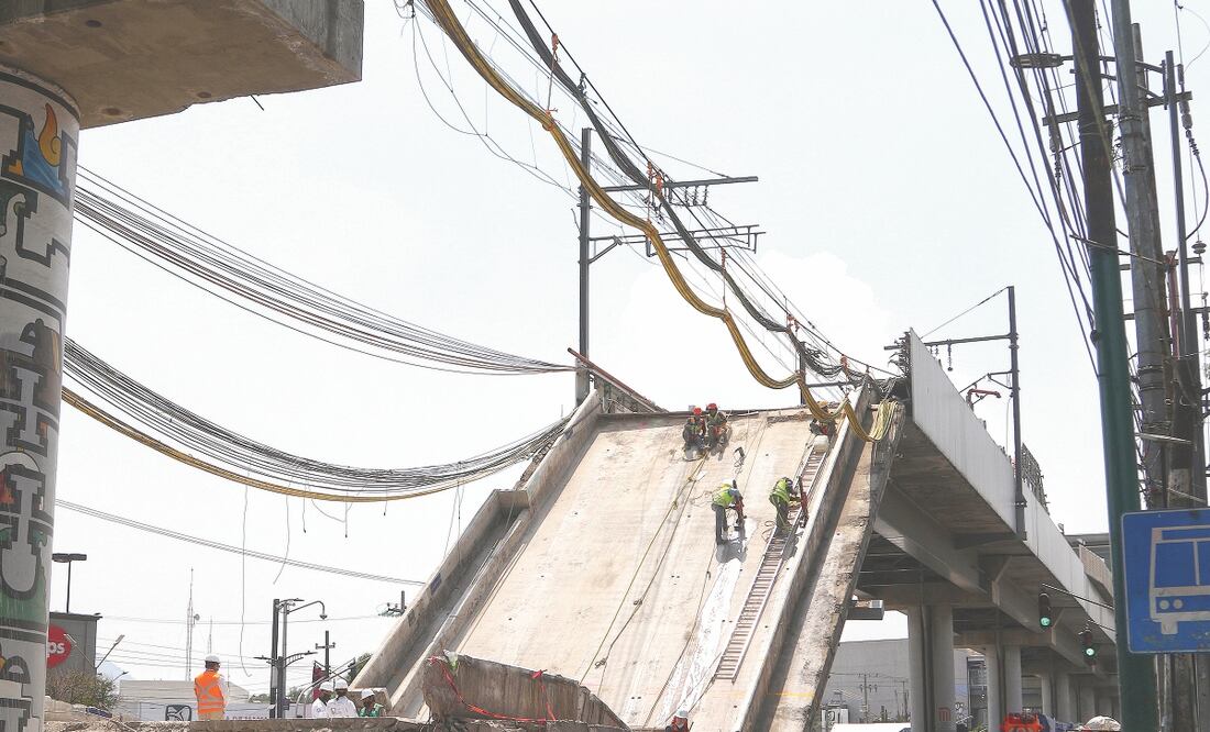 Peritos continúan extrayendo muestras de concreto de la L12. Foto: CARLOS MEJÍA. EL UNIVERSAL