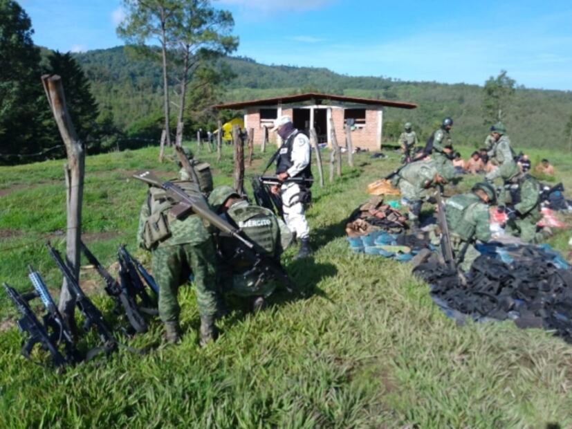 Cargadores, vehículos y 35 armas largas, el arsenal decomisado en narcocampamento en Michoacán