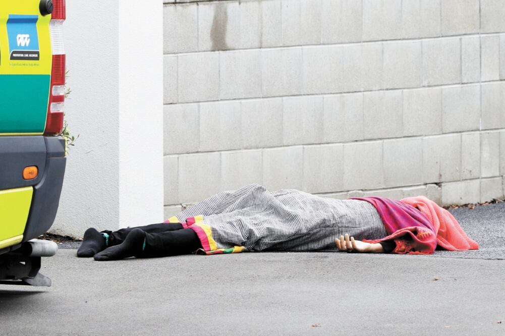 Una de las víctimas que dejó el tirador yace en la calle, en Christchurch, Nueva Zelanda. (MARK BAKER. AP)