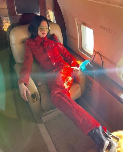 Enamórate del total look de peluche de Dua Lipa