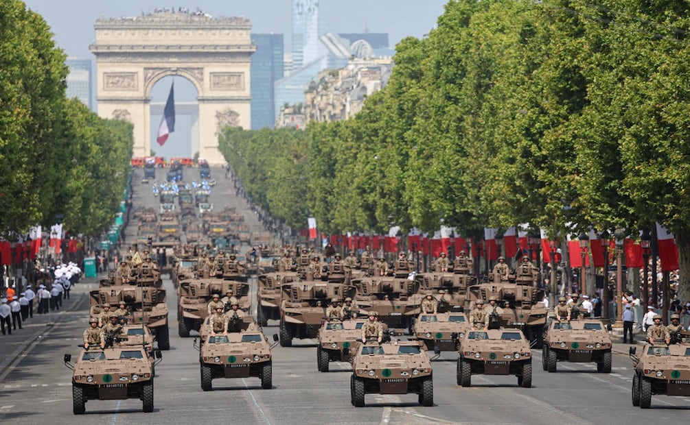 Miles de soldados desfilaron entre el Arco de Triunfo y la plaza de la Concordia con motivo de la fiesta nacional, que conmemora la toma de la Bastilla en 1789, al inicio de la Revolución Francesa. Foto: AFP