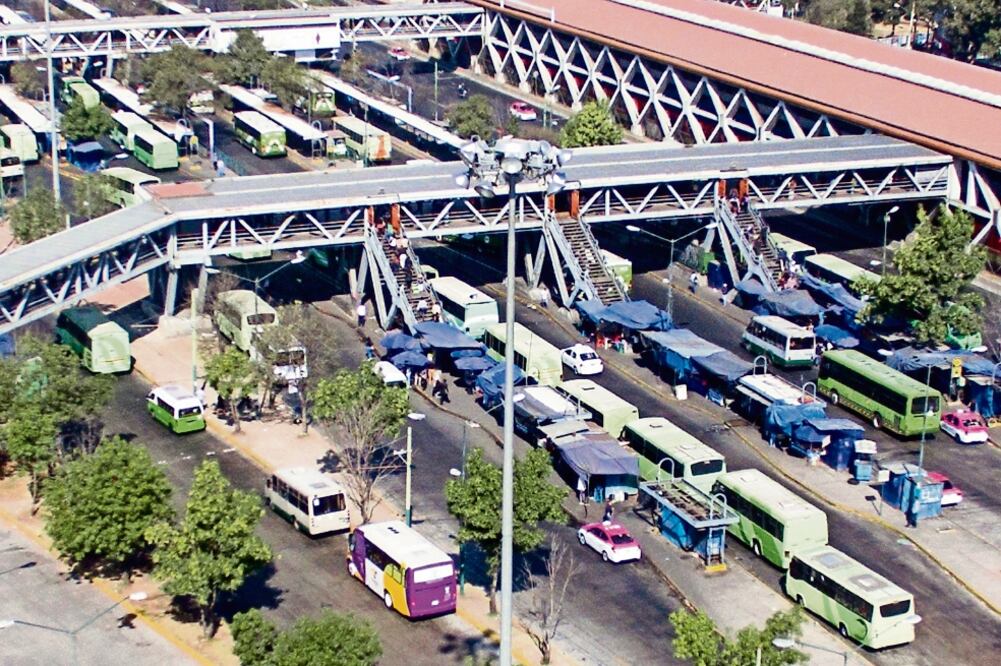 Usuarios se quejan de que no hay señalamientos para saber en qué anden pueden tomar su transporte. El gobierno de la CDMX destinó policías para agilizar el tránsito, pero sólo se instalan en horas pico (GERMÁN GARCÍA. EL UNIVERSAL)