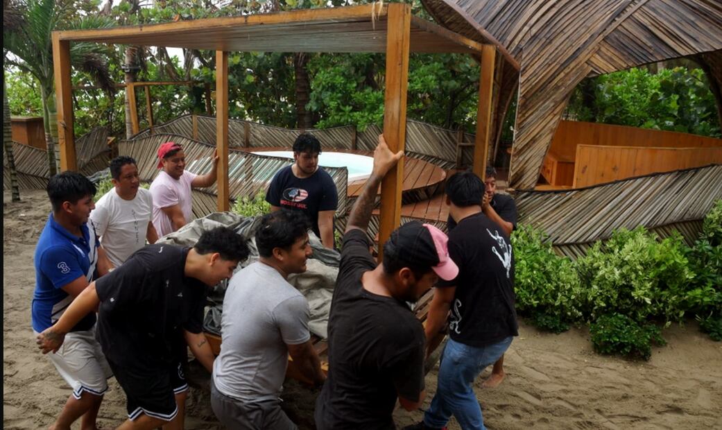 Restauranteros y hoteleros guardan mobiliario y ponen muros de contención con costales de arena en Playa Zicatela, el 18 de junio de 2025, como medida preventiva ante la inminente llegada del huracán Erick a Oaxaca. Foto: Edwin Hernández/EL UNIVERSAL