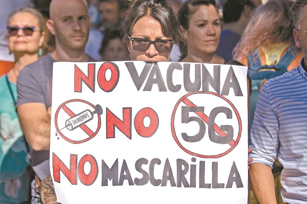 Manifestantes españoles se negaron a portar el cubrebocas, aludiendo a que el Covid no existe. Foto: ANDREA COMAS. AP