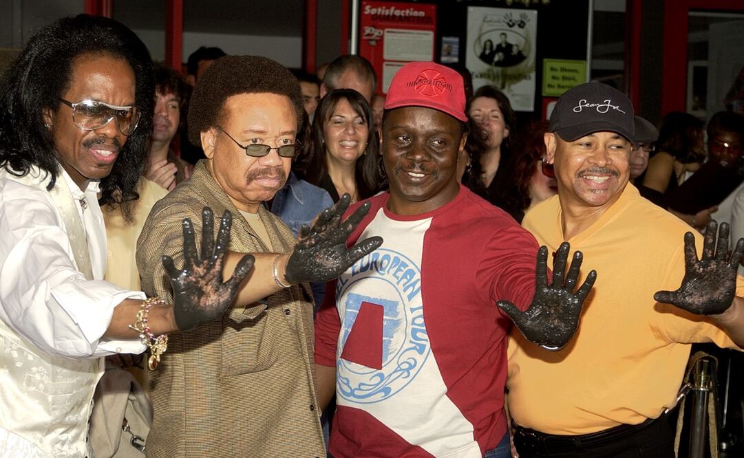 Maurice White (segundo de drecha a izquierda) y Earth, Wind & Fire. Foto: AP