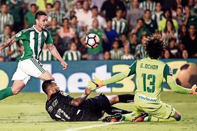 Ochoa destaca en empate con Betis