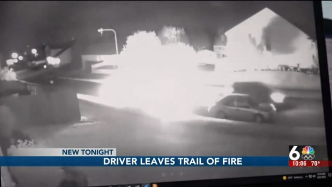 A lo "Volver al Futuro", conductor ebrio maneja su auto accidentado y deja el camino en llamas