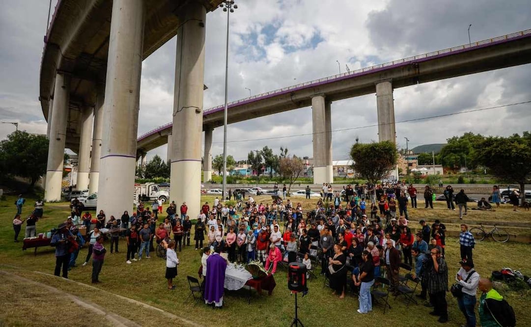 Familiares de las víctimas que murieron por el incendio de la pipa de gas que se volcó debajo del puente de la Concordia participan en un homenaje en el lugar de los hechos a un año del siniestro. 10/09/2026. | Foto: Diego Simón Sánchez.
