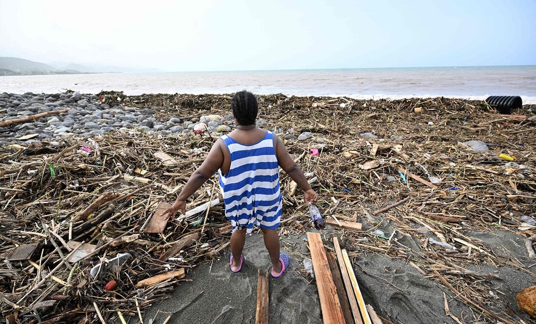 Una mujer observa los destrozos que dejó el huracán Beryl en Bull Bay, Jamaica. FOTO: RICARDO MAKYN. AFP