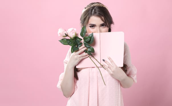 Durante el 23 de abril lo jóvenes regalan libros y rosas. Foto: Freepik