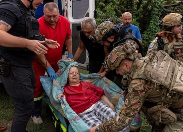 Bomba planeadora rusa mata a 24 personas en Ucrania; estaban haciendo fila para cobrar su pensión