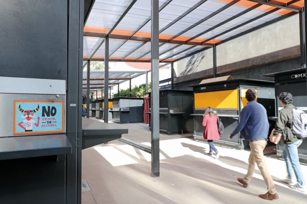 Con una inversión de 10 millones de pesos, 31 puestos nuevos de acero inoxidable para vender comida se alistan para abrir sus puertas a los miles de estudiantes que asisten todos los días a CU en el tradicional Pasillo de la Salmonella (LUCÍA GODÍNEZ)