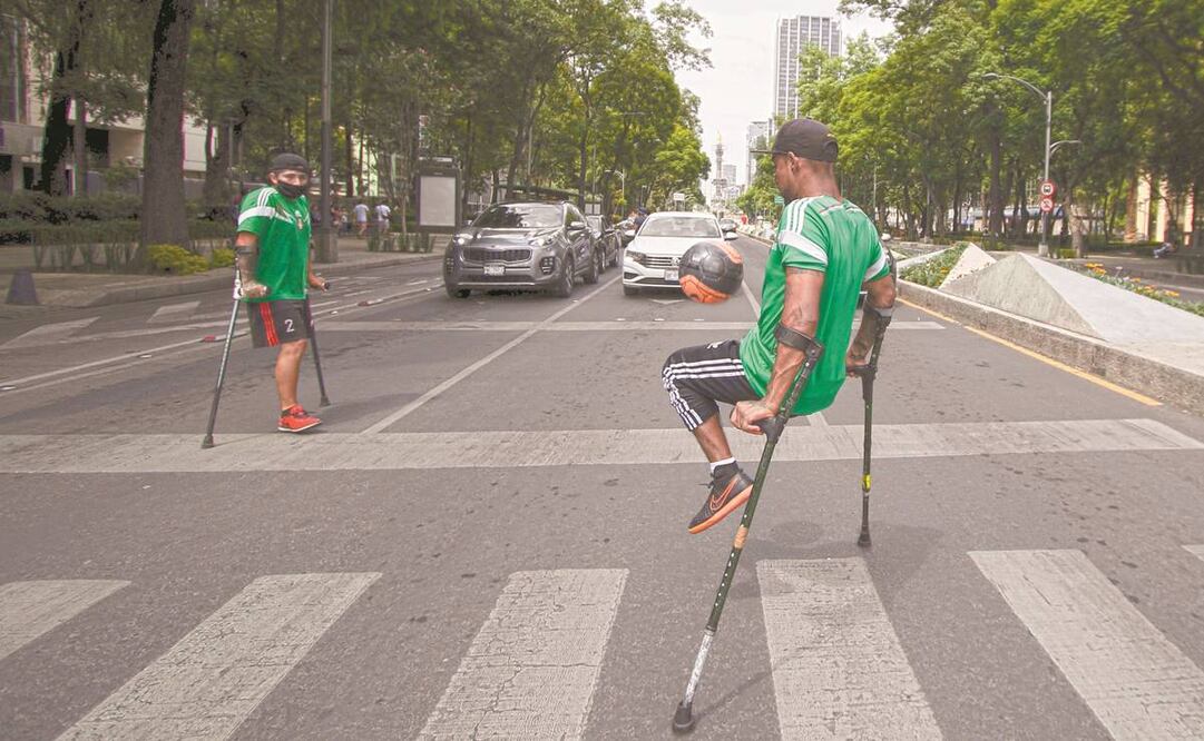 Los dos amigos jugaban en Pumas Retro; desde que inició la cuarentena no obtuvieron ingresos peloteando en los semáforos. Foto: CARLOS MEJÍA. EL UNIVERSAL