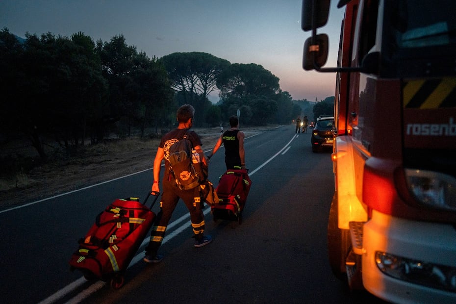 Rescatistas se despliegan para combatir un incendio cerca de El Tiemblo, en Madrid. FOTO: OLMO CALVO. AP
