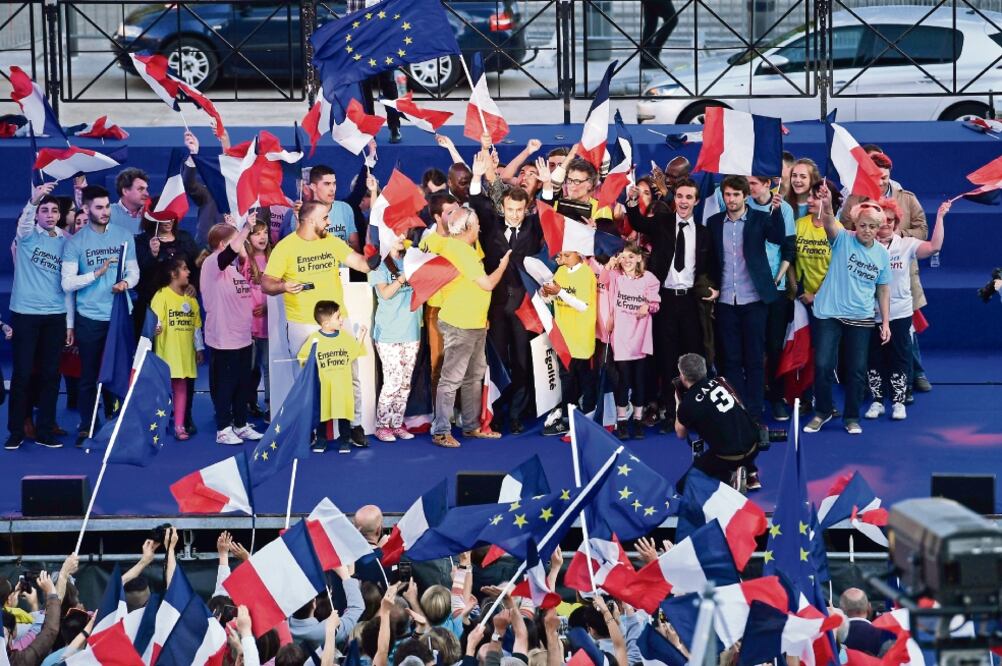 El candidato del partido En Marcha, Emmanuel Macron, fue arropado por simpatizantes durante el cierre de su campaña, ayer en Albi, al sureste de Francia, con miras al balotaje de este domingo. (ERIC FEFERBERG. AFP)