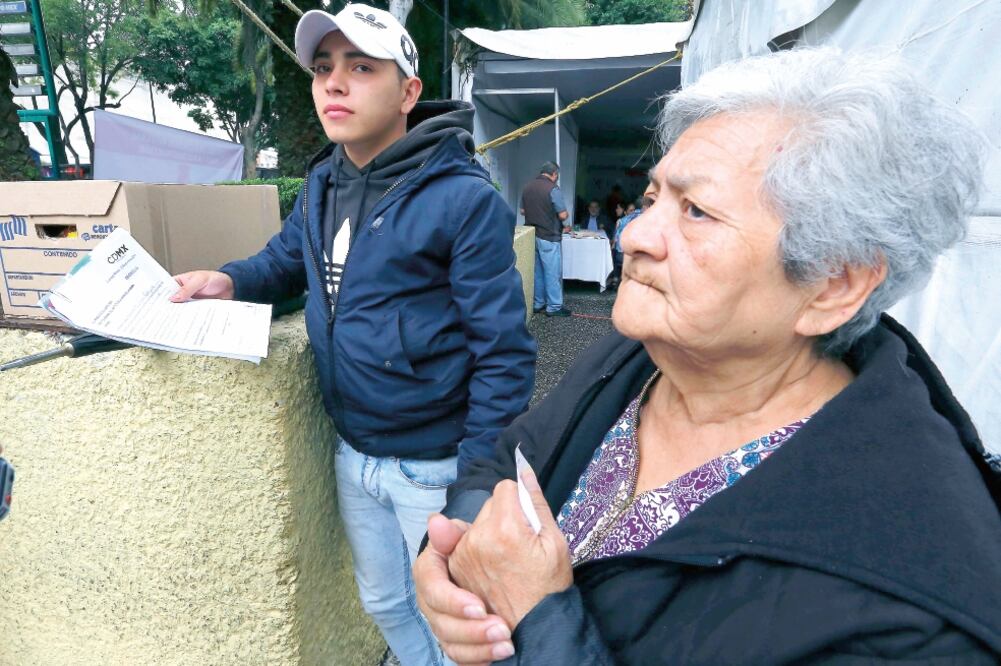 Tras el sismo, Berta Sánchez, en compañía de su hijo, nuera y dos nietos tuvieron que desalojar el edificio donde vivían y se fueron a la casa de un familiar que habita en Tlalnepantla. (BERENICE FREGOSO. EL UNIVERSAL)