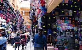 Productos chinos ganan terreno en la venta de mochilas y loncheras en el centro de la CDMX