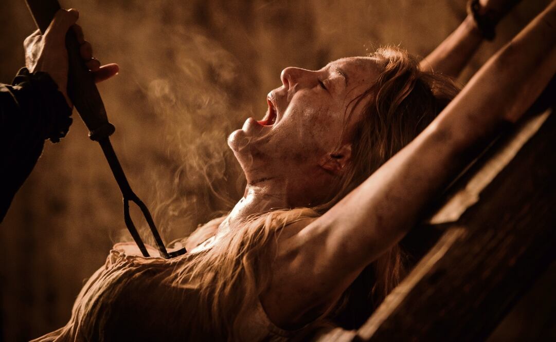 La tortura de Leonor es la primera escena de la serie. Foto: ViX