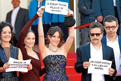 Elenco de Aquarius protesta en 'Cannes'