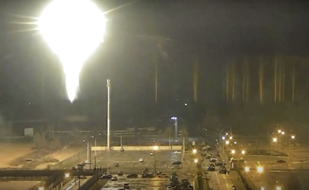 Esta imagen tomada de un video publicado por la planta de energía nuclear de Zaporizhzhia muestra un objeto en llamas brillante aterrizando en los terrenos de la planta nuclear en Enerhodar, Ucrania. Foto: AP