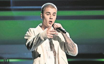 Justin Bieber calla a sus fans en concierto