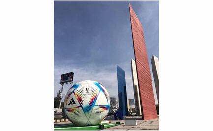 Balón gigante del mundial en Torres de Satélite disgusta a colonos en Naucalpan