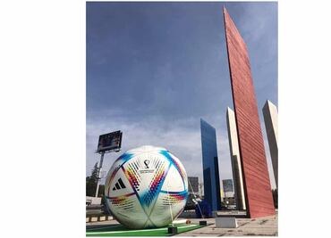 Balón gigante del mundial en Torres de Satélite disgusta a colonos en Naucalpan