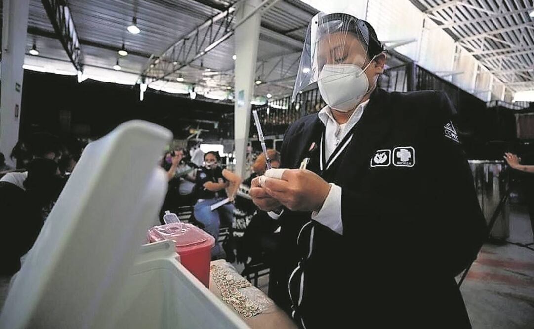 Etapa endémica: tasas de casos diarios por debajo de 30 por cien mil habitantes; vacunación de al menos 75% de la población, entre otros. Foto: EL DATO