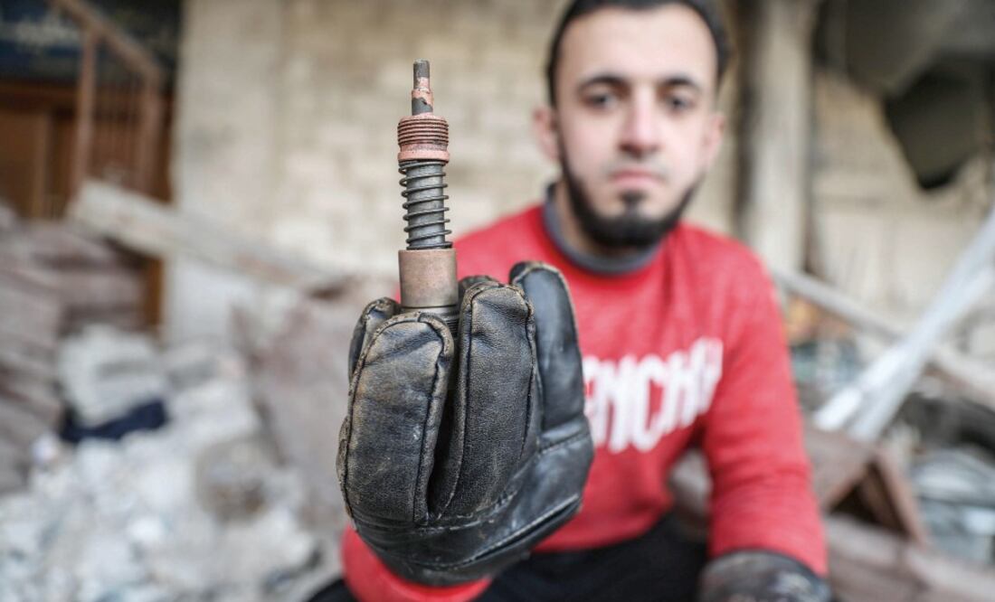 Un hombre muestra un dispositivo que supuestamente se usó en el ataque con gas cloro del lunes.