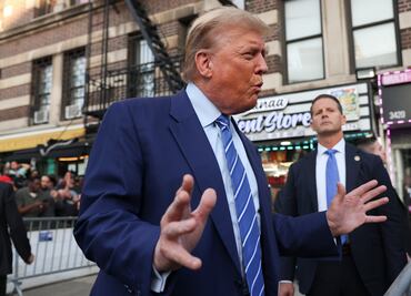 Trump se reúne con bodegueros latinos de Nueva York tras salir del tribunal por juicio en su contra