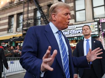 Trump se reúne con bodegueros latinos de Nueva York tras salir del tribunal por juicio en su contra