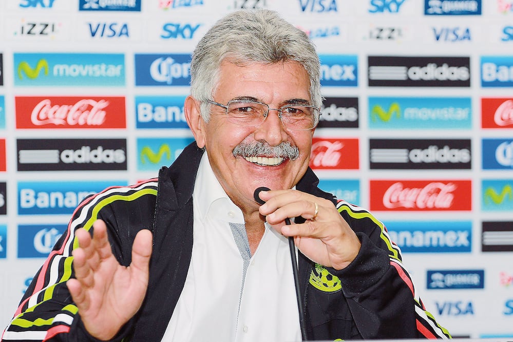 El timonel Ricardo Ferretti se las ingenió para escapar de la multitud (ARCHIVO. EL UNIVERSAL)