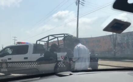 Policía de Veracruz detiene y encañona a Manuel Velasco y su equipo