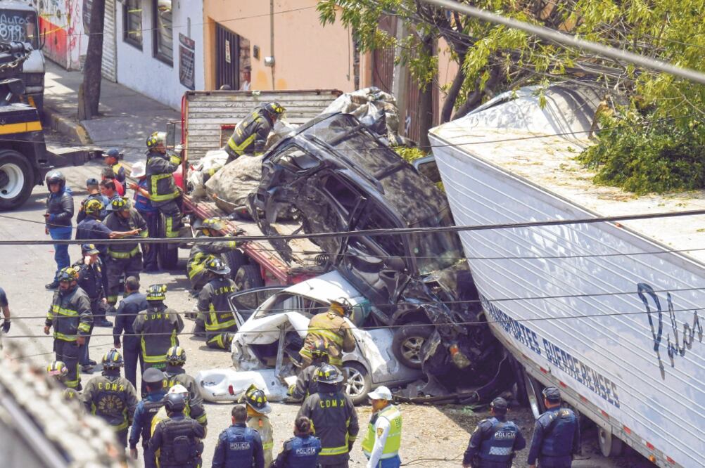 Un tráiler de la empresa Transportes Guerrerenses, conducido por un hombre herido por arma de fuego, se impactó contra vehículos en las inmediaciones de avenida Centenario y calle Poetas / FOTOS: JUAN ARMANDO MARTÍNEZ. EL UNIVERSAL