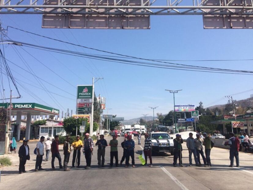 Bloquean padres de familia Autopista del Sol en Guerrero