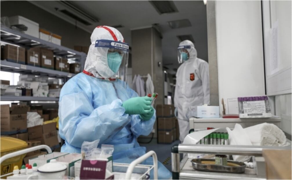 Van 1,400 muertos en China, entre ellos seis miembros de personal médico, por coronavirus