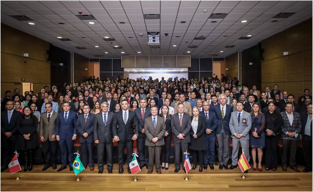 Julio Menchaca y Santiago Nieto Castillo, durante la reunión de Agregados Policiales en México. Foto: Especial.