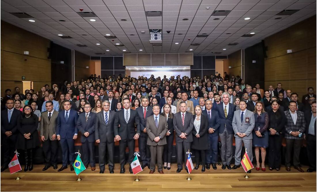 Julio Menchaca y Santiago Nieto Castillo, durante la reunión de Agregados Policiales en México. Foto: Especial.