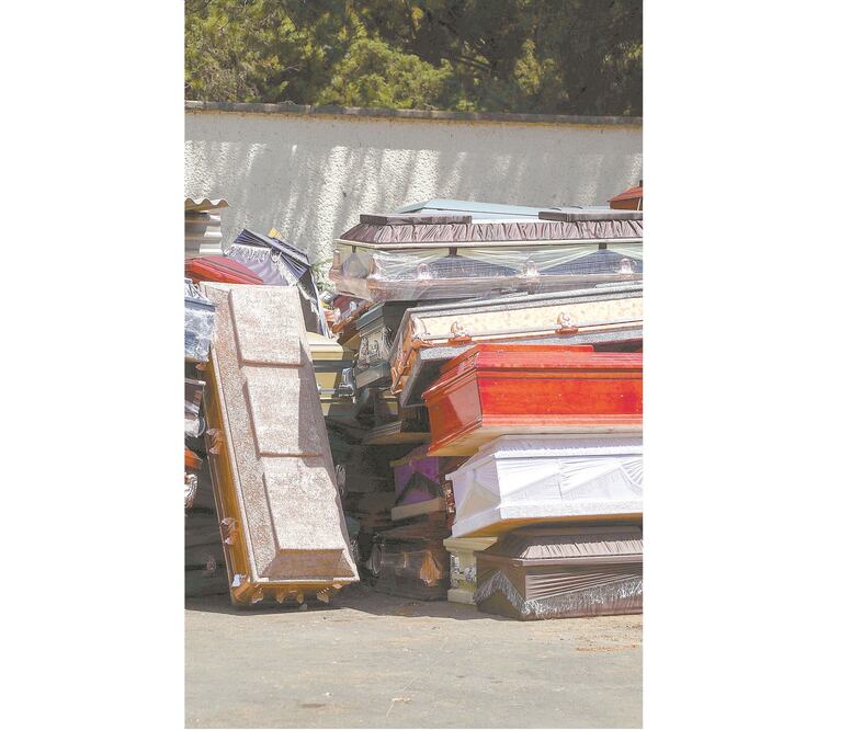 Red de complicidad. De acuerdo con la investigación de certificados de muerte alterados, se sabe que médicos y funcionarios operaron en contubernio con diferentes funerarias. Foto: ARCHIVO EL UNIVERSAL