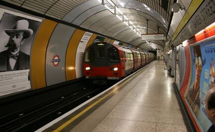 "¡Las puertas no se abren y hay humo!": incendio desata caos en el Metro de Londres