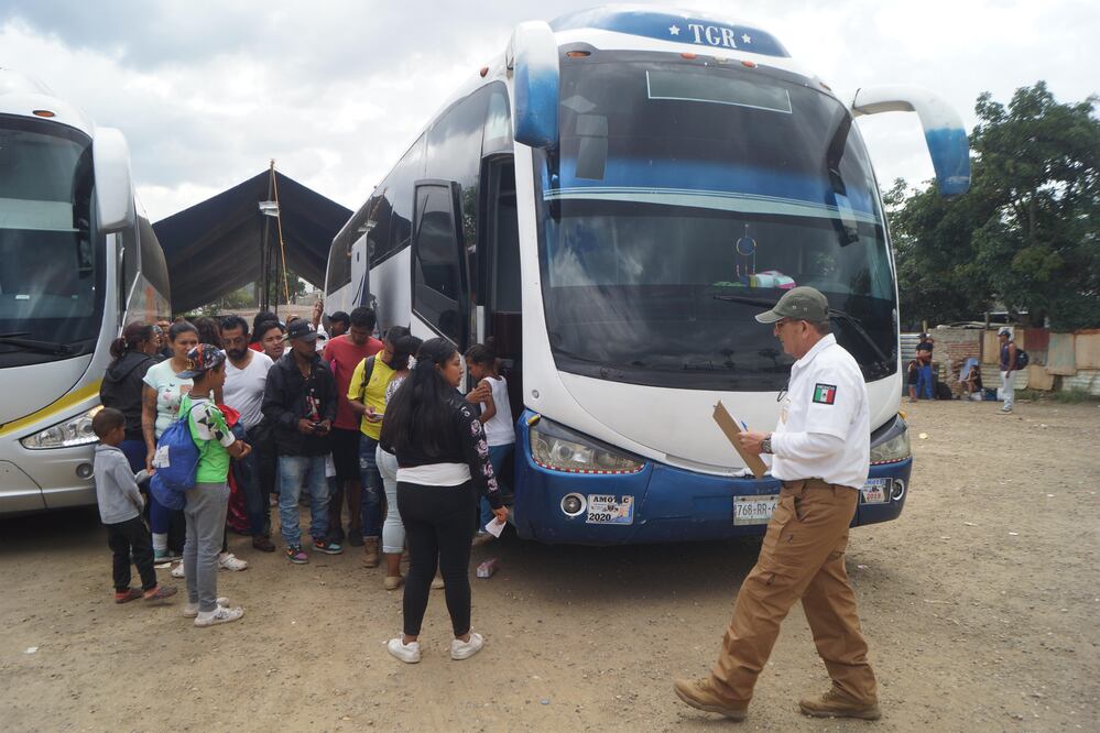 Migrantes abordan autobuses en el Centro de Movilidad Migratoria de San Sebastián Tutla, de donde partió el vehículo que se accidentó. Foto: Edwin Hernández