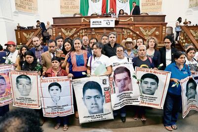 Reclaman en Congreso por los 43 normalistas