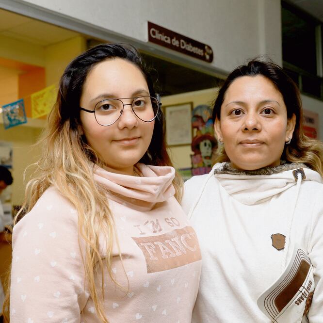 A Angélica (izq.) le diagnosticaron diabetes tipo 2 cuando tenía cinco años; su madre, Gina Ramírez (der.), la llevó a la Clínica de Diabetes del Hospital Infantil de México Federico Gómez, donde recibió tratamiento durante 13 años. Foto: IRVIN OLIVARES. 