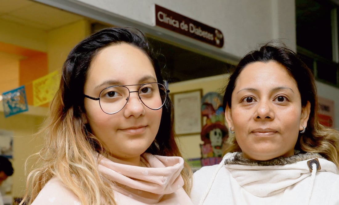 A Angélica (izq.) le diagnosticaron diabetes tipo 2 cuando tenía cinco años; su madre, Gina Ramírez (der.), la llevó a la Clínica de Diabetes del Hospital Infantil de México Federico Gómez, donde recibió tratamiento durante 13 años. Foto: IRVIN OLIVARES.