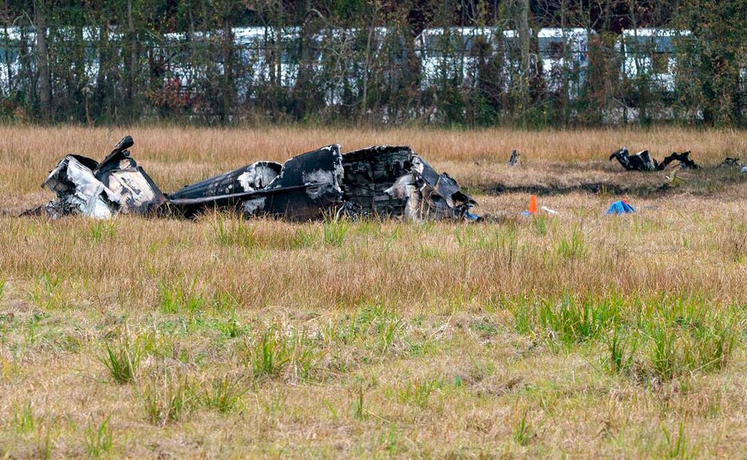 La avioneta se estrelló en el estacionamiento de una oficina postal (Fotos: AP)