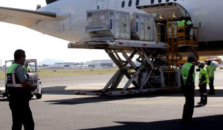 Llegan a México 5.9 millones de vacunas envasadas de AstraZeneca