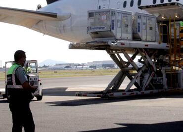 Llegan a México 5.9 millones de vacunas envasadas de AstraZeneca